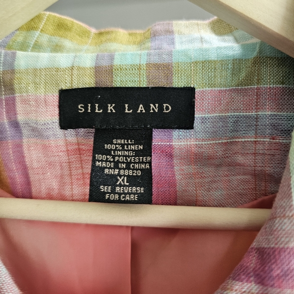 Silk Land linen Crop Blazer with 3/4sleeves and oversized buttons. - Picture 4 of 4